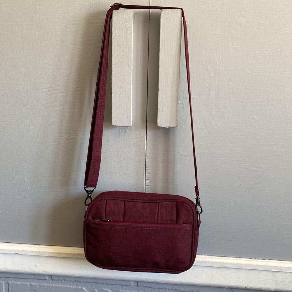 Lug brand. I think this is the original carousel bag. - Picture 2 of 4